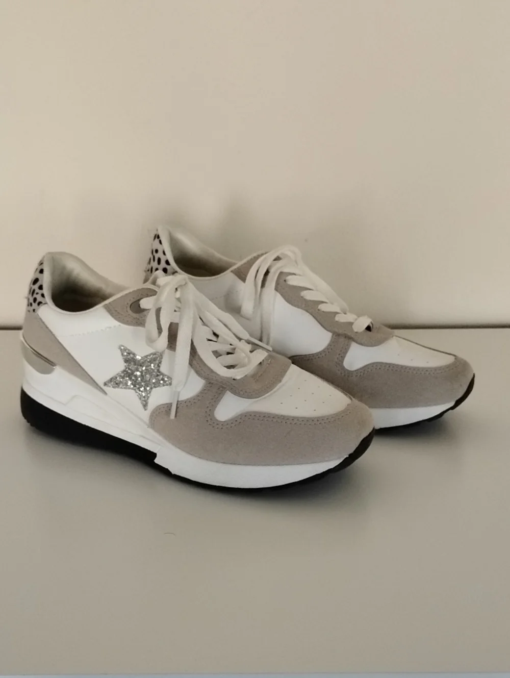 Jessica Carlyle Size 8 White & Light Gray Star Accent Lace-Up Sneakers